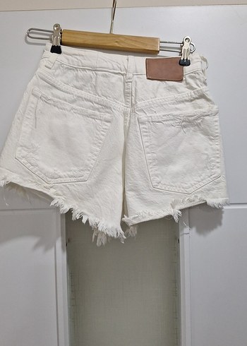 Beyaz Yırtık Mini Kot Şort - Görsel 2