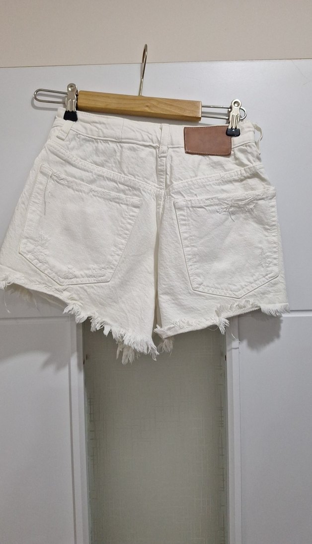 Beyaz Yırtık Mini Kot Şort - Görsel 2