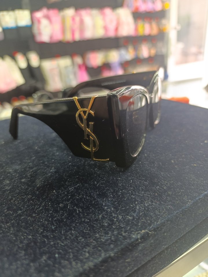 Kemer Detaylı Siyah Kadın Güneş Gözlüğü - Görsel 2