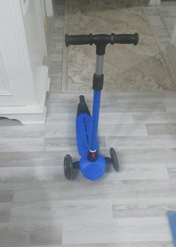 Diğer Çocuklar için Mavi Scooter