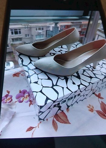 Krem Yılan Desenli Stiletto Topuklu Kadın Ayakkabı