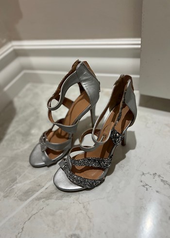 Gri Yılan Desenli Tokalı İnce Topuklu Kadın Ayakkabı - Görsel 2