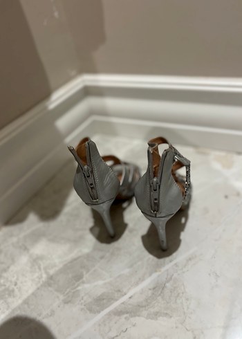 Gri Yılan Desenli Tokalı İnce Topuklu Kadın Ayakkabı - Görsel 3