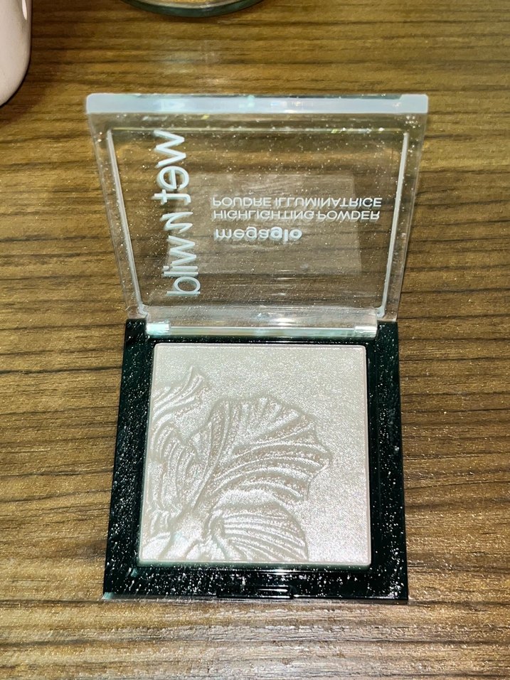 Wet n Wild Megaglo Blossom Glow Toz Highliter - Görsel 3