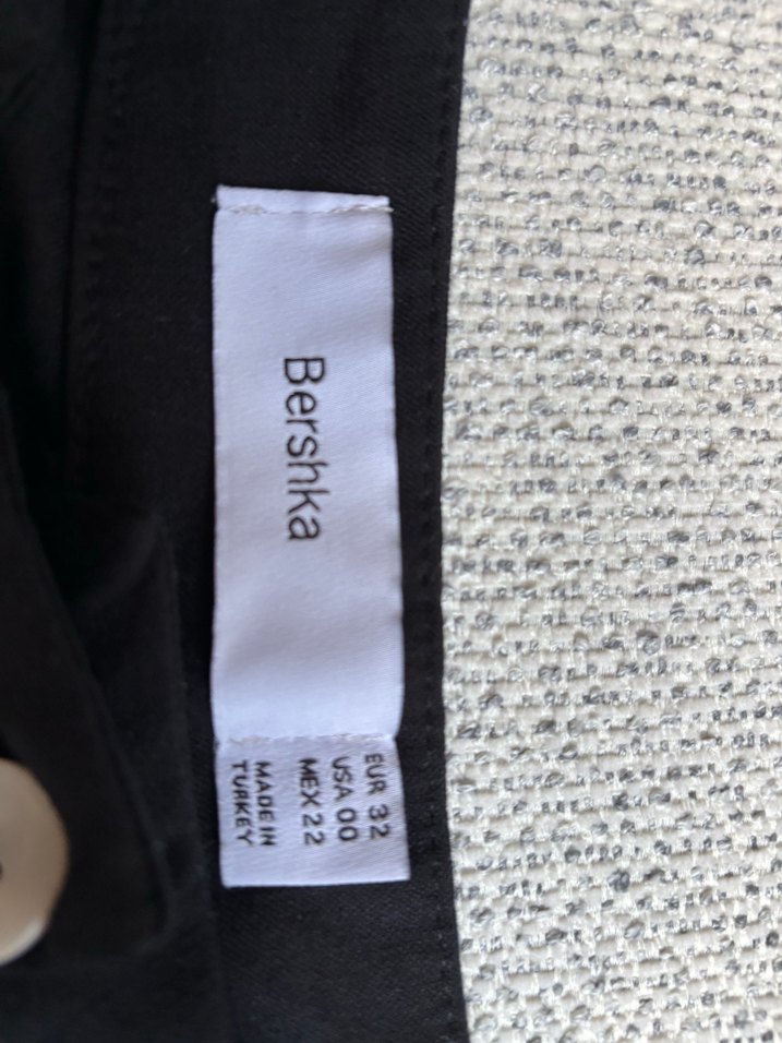 Düğmeli siyah kumaş şort bershka - Görsel 2