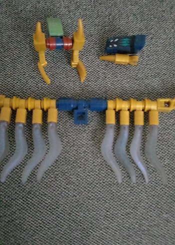 Diğer lego Sarı Renkli Parçalı kılinç ..vs Figür