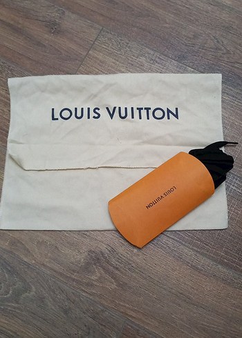 Louis vuitton toz torbasi ve ayakkabi bagcik