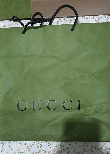 Gucci Yeşil Parlak Gucci ve Kahverengi Burberry Kağıt Çantalar