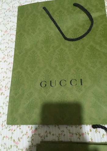 Beden Renk Yeşil Parlak Gucci ve Kahverengi Burberry Kağıt Çantalar