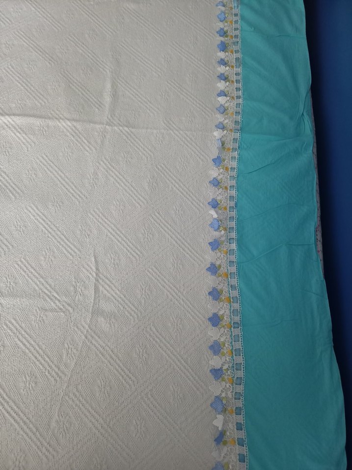 mavi Kenarlı Beyaz Düz Yatak Örtüsü - Görsel 4
