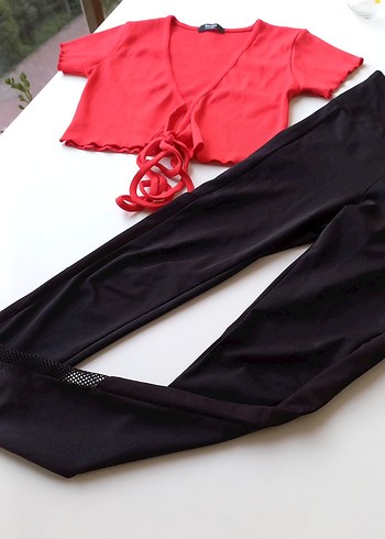Kırmızı Bağcıklı Crop Top ve Siyah Esnek Tayt