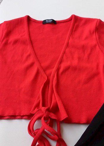 LC Waikiki Kırmızı Bağcıklı Crop Top ve Siyah Esnek Tayt