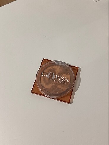 Huda beauty glowish bronzer