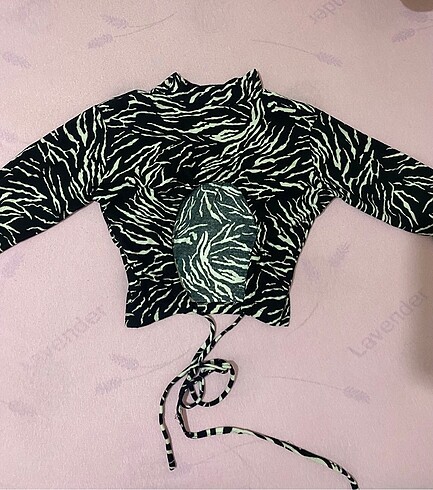 American Vintage Zebra desenli sırt dekolteli uzun kollu crop