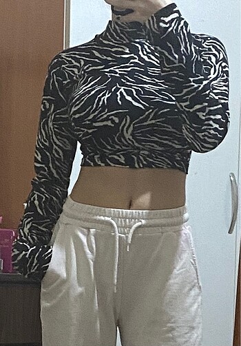 s Beden Zebra desenli sırt dekolteli uzun kollu crop