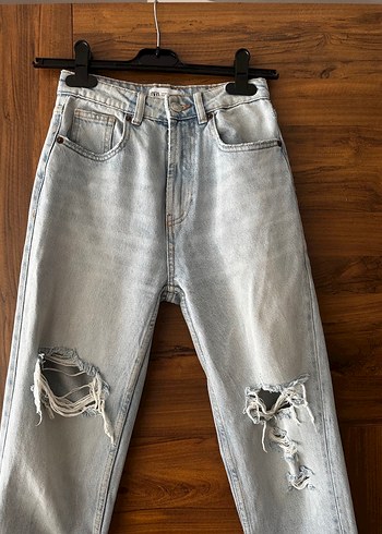 xs Beden Zara Buz mavisi Yırtık Mom Jean