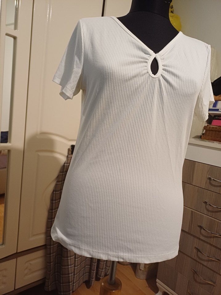 Beyaz V Yaka fitili  Tişört - Görsel 2