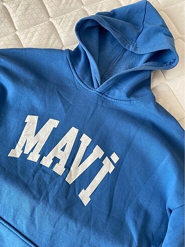 Mavi kapüşonlu sweatshirt