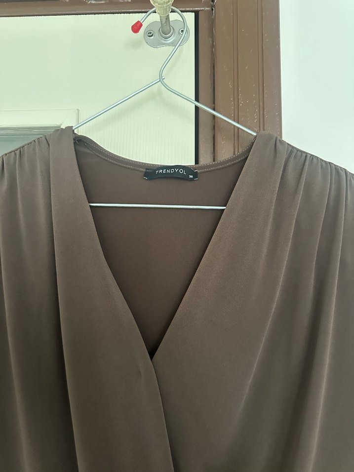 Kahverengi V Yaka Uzun Kollu Drapeli Bluz - Görsel 2
