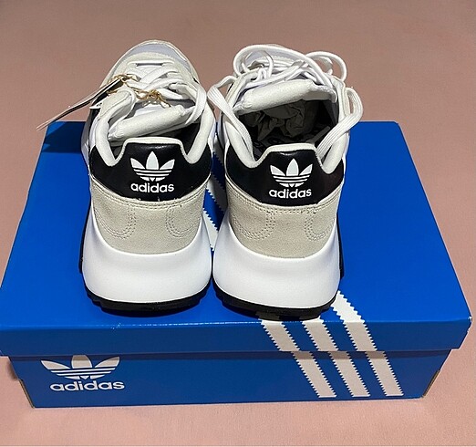 42 Beden beyaz Renk Adidas retropy f2 sıfır ayakkabı 42 numara