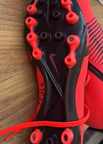 Adidas Kırmızı Bağcıklı Erkek Futbol Ayakkabısı