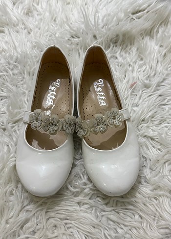 Çiçekli Tokalı Beyaz Kız Babet - Görsel 2