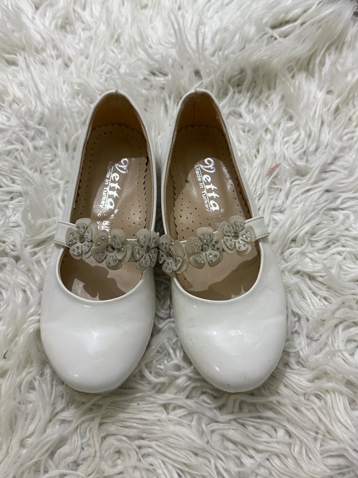 Çiçekli Tokalı Beyaz Kız Babet - Görsel 2