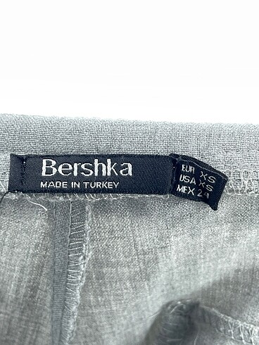 xs Beden gri Renk Bershka Kumaş Pantolon %70 İndirimli.