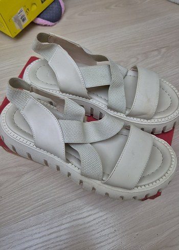 Beyaz Kadın Dolgu Topuklu Sandalet - Görsel 2