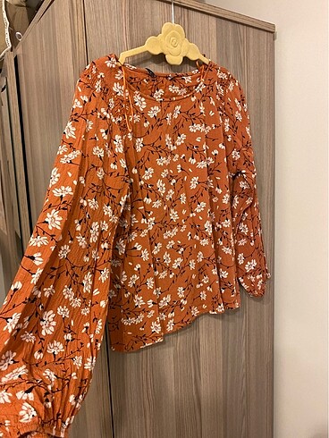 turuncu çiçekli bluz