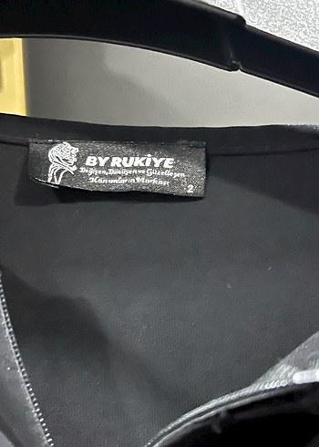 Siyah elbise BYRUKiYE Projektör