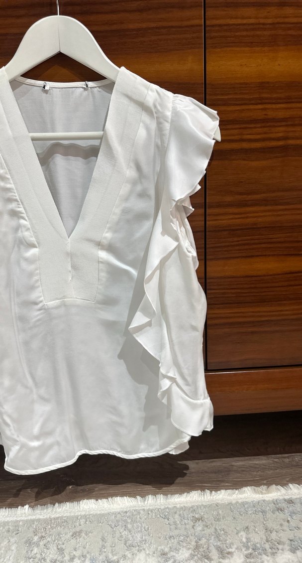 V Yaka Fırfırlı Kolsuz Beyaz Keten Bluz - Görsel 3