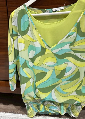 V Yaka, Kısa Kollu, Salaş Kesim Yeşil Bluz - Görsel 2