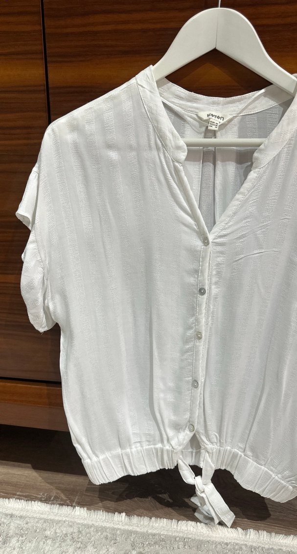 Beyaz Kısa Kollu V Yakalı Düğmeli Kadın Gömlek - Görsel 2