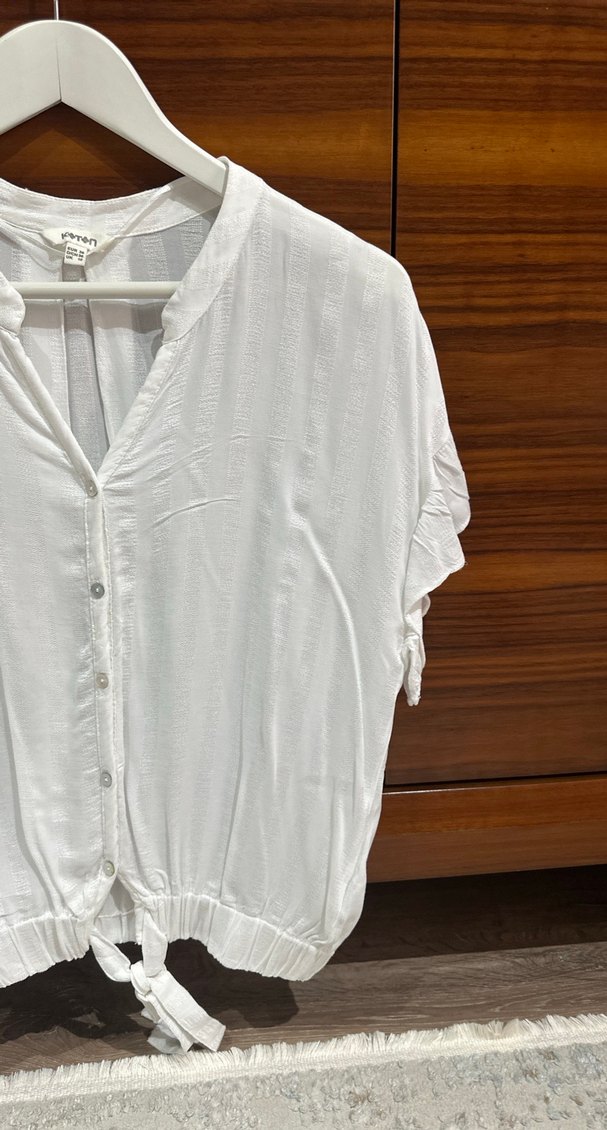 Beyaz Kısa Kollu V Yakalı Düğmeli Kadın Gömlek - Görsel 3