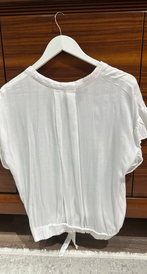 Beyaz Kısa Kollu V Yakalı Düğmeli Kadın Gömlek - Görsel 5