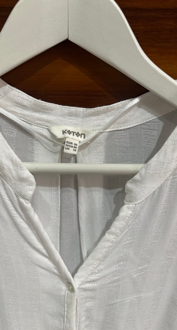 Beyaz Kısa Kollu V Yakalı Düğmeli Kadın Gömlek - Görsel 4