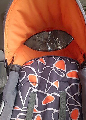 9- 36 kg Beden Gri ve turuncu desenli bebek arabası