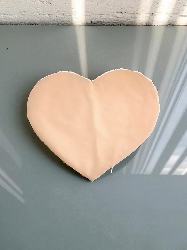 Bej Kalp Şekilli Payetli Yastık Kılıfı - Görsel 4