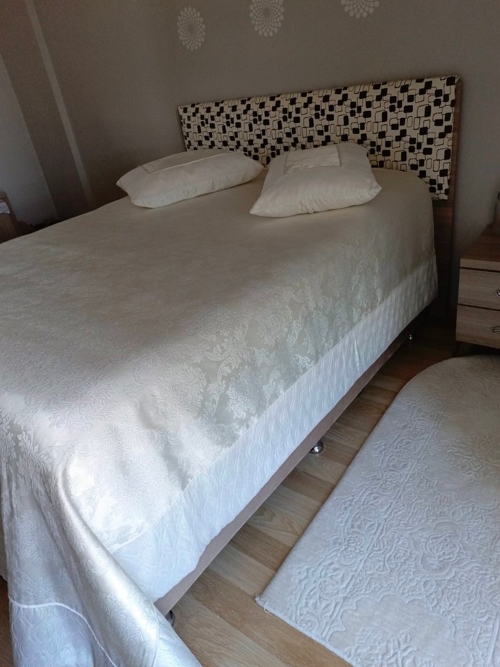 Parlak Beyaz Düz Yatak Örtüsü - Görsel 2