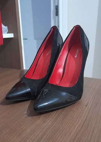 Siyah Rugan Sivri Burunlu Kadın Stiletto
