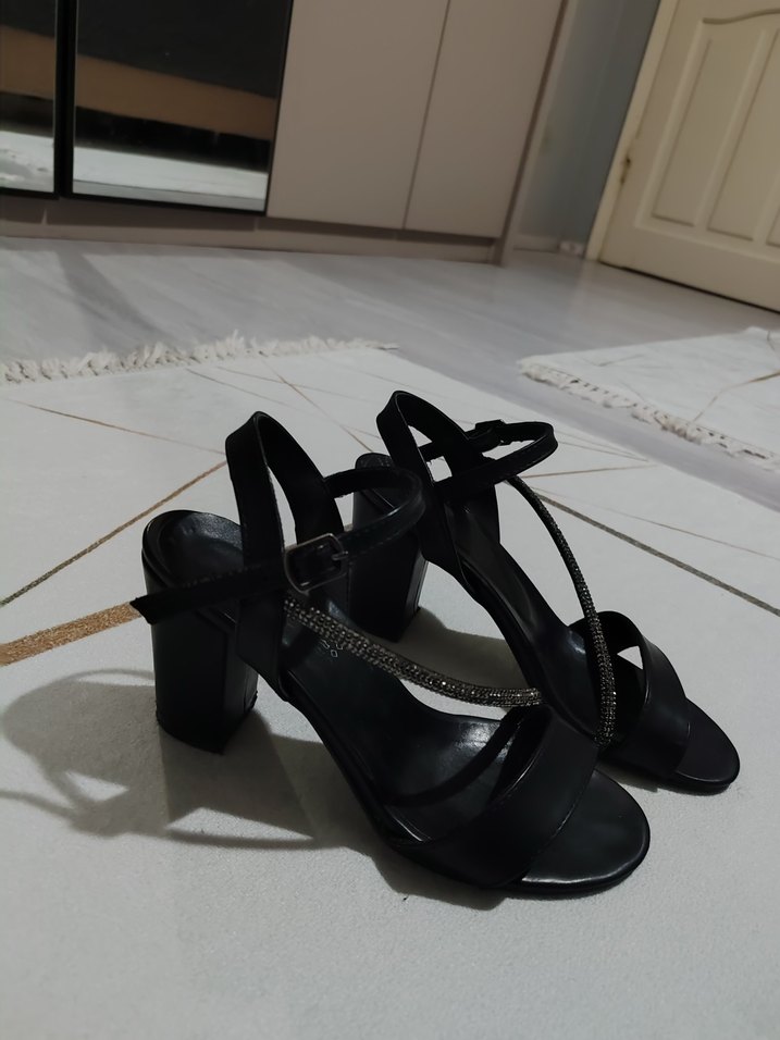 Siyah Yılan Desenli Tokalı Topuklu Kadın Ayakkabı - Görsel 2