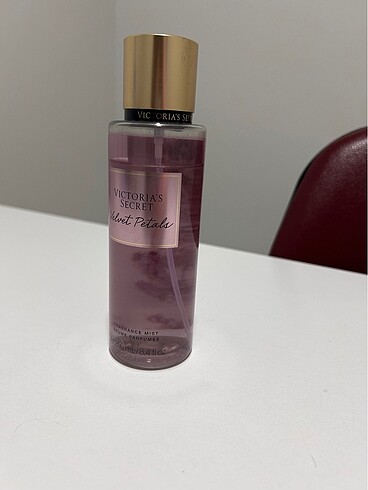 Victoria?s Secret Velvet Petals Vücut Spreyi