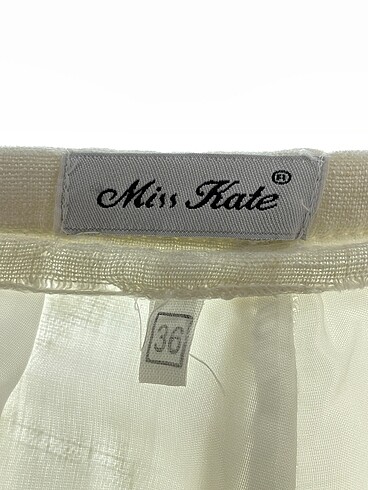 36 Beden beyaz Renk PreLoved Kumaş Pantolon %70 İndirimli.