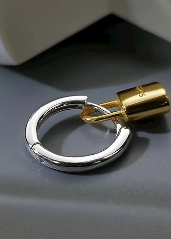 Samy Altın Renkli Kilit Figürlü Midi Küpe - Görsel 2