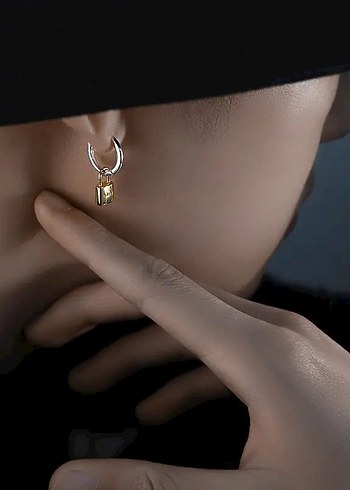 Samy Altın Renkli Kilit Figürlü Midi Küpe - Görsel 4