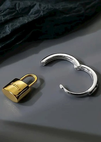 Samy Altın Renkli Kilit Figürlü Midi Küpe - Görsel 5