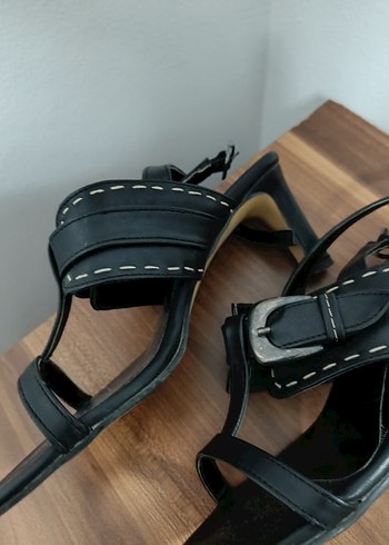 Siyah Deri Tokalı Kadın  Sandalet - Görsel 2