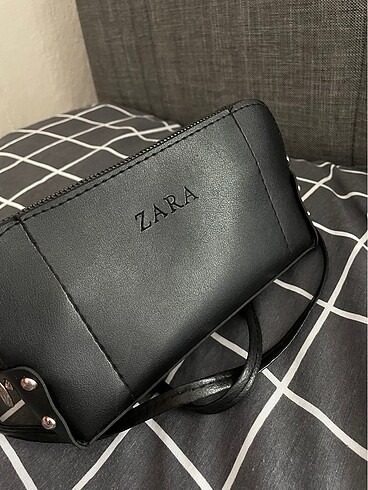zara yazılı mini kol çantası