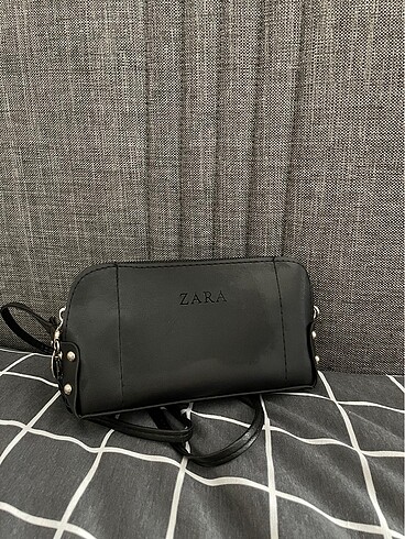 Diğer zara yazılı mini kol çantası